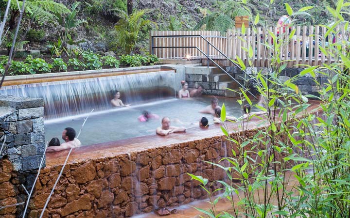 溫泉設計依地形進行